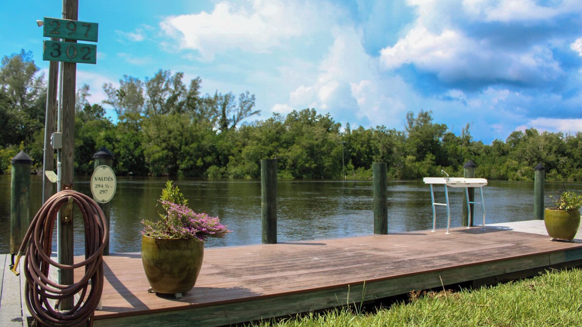 Naples Cottage | Cottage retreat with walking distance to the Dock 🐠