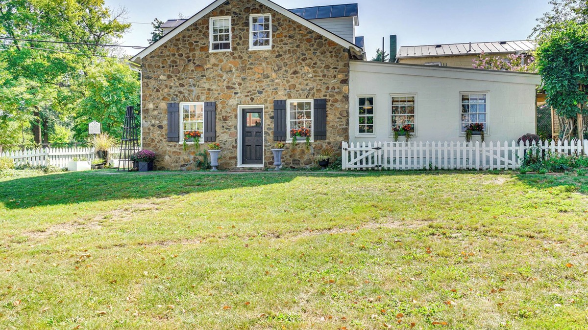 Leesburg's Old and Historic District Cottage | Cottage w/Furnished Patio & Garden: Dtwn Leesburg