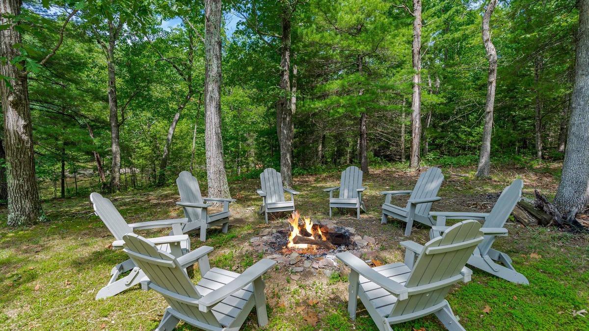 Berkeley Springs Cabin | Cottage w Hot Tub, Pond & Kayaks, Fire Pit, & WiFi