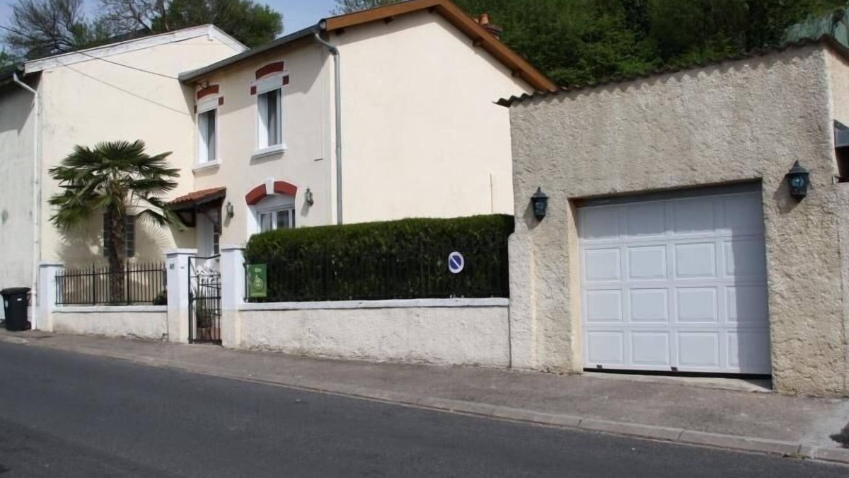 Belleville-sur-Meuse Cottage | Cottage with enclosed garden, terrace and Wi-Fi, near Verdun