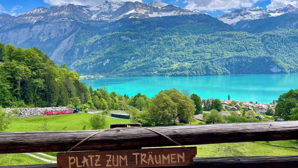 Brienz Ski Chalet | Cottage with a dream view of Lake Brienz for those seeking peace and quiet