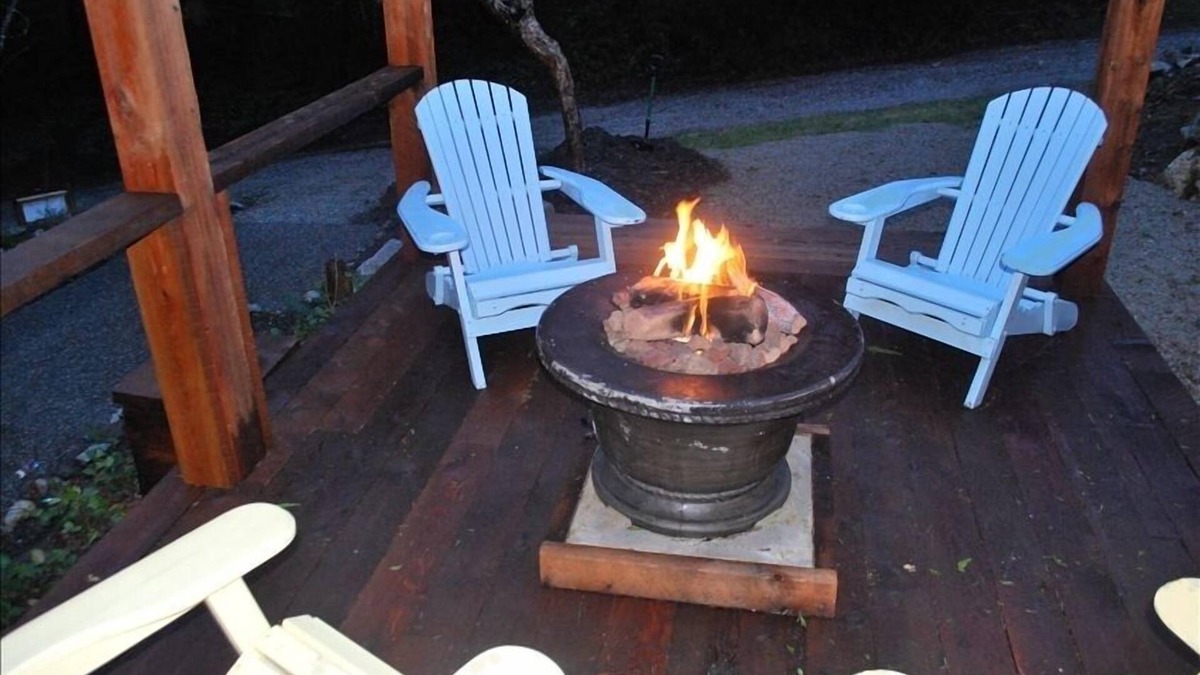 Tuwanek Cottage | Cottage with Hot Tub Deck / Gazebo with Propane Firepit