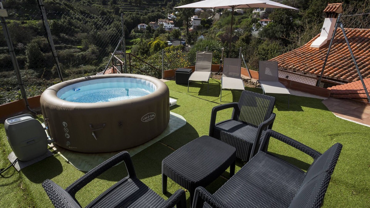La Solana Villa | Cottage with jacuzzi, mountain views and WiFi (suitable for teleworking)