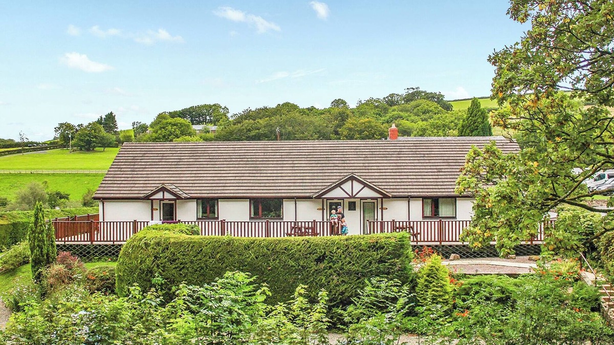 Llanybri Cottage | Cottage with one double and one twin.