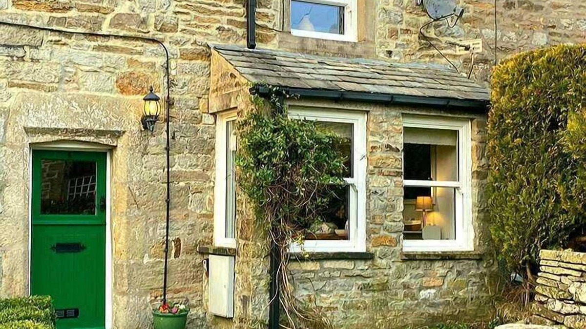 Grassington Cottage | Cottage with pretty garden and views. 2 mins from cobbled square, pubs/amenities