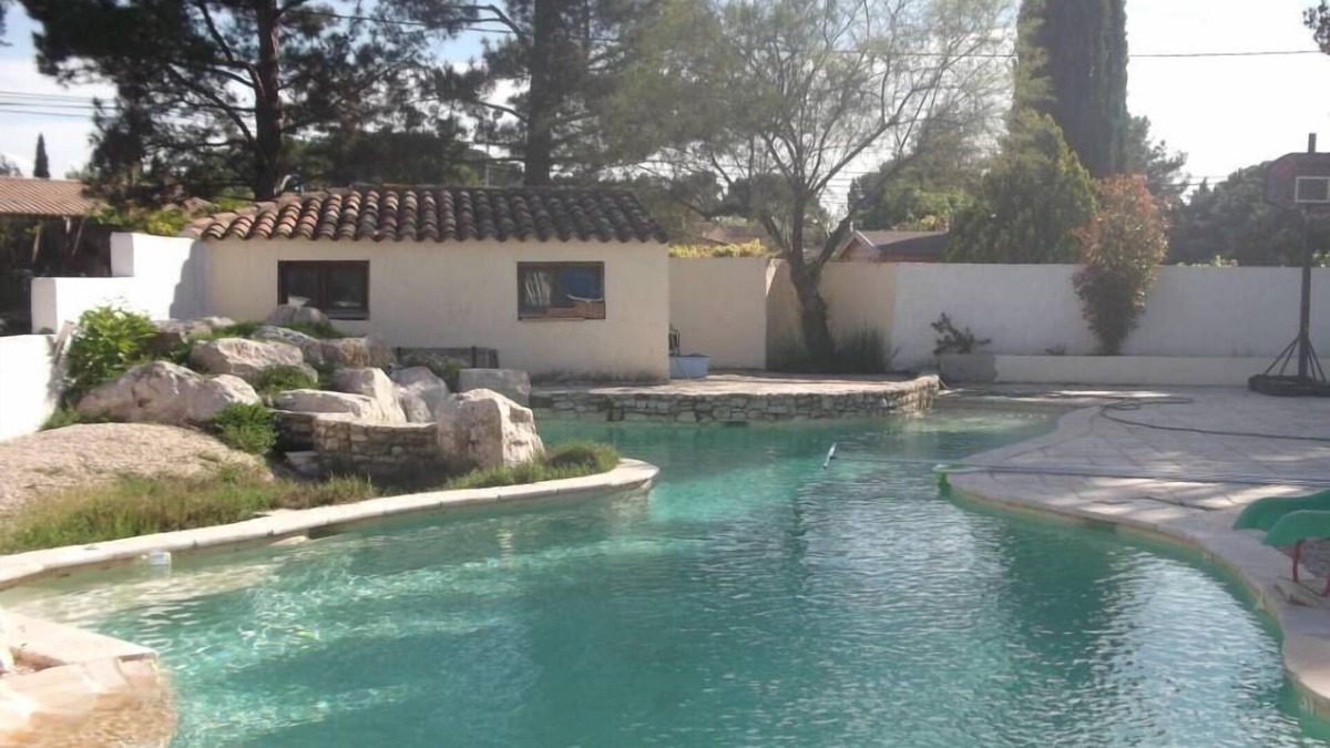 Pertuis House | Cottage with private garden in wooded property with swimming pool