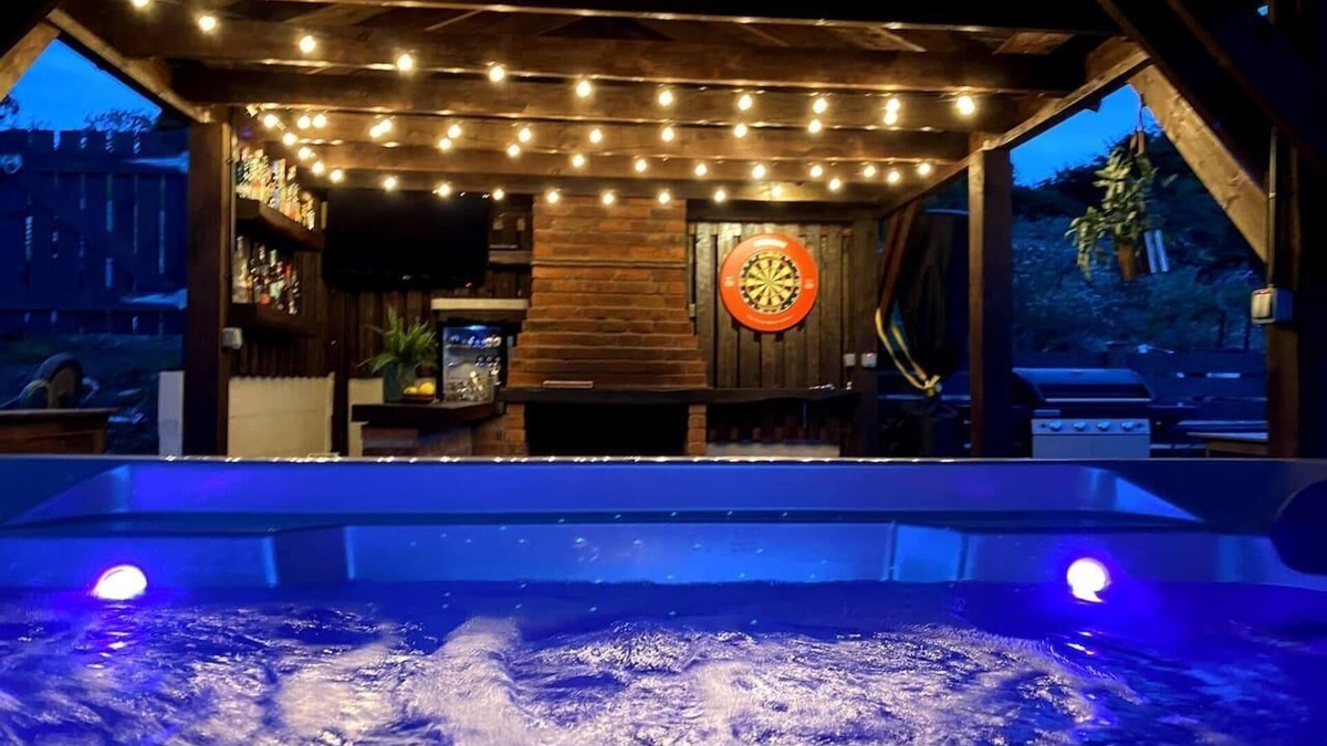 Longford House | Cottage with stunning views and hot tub