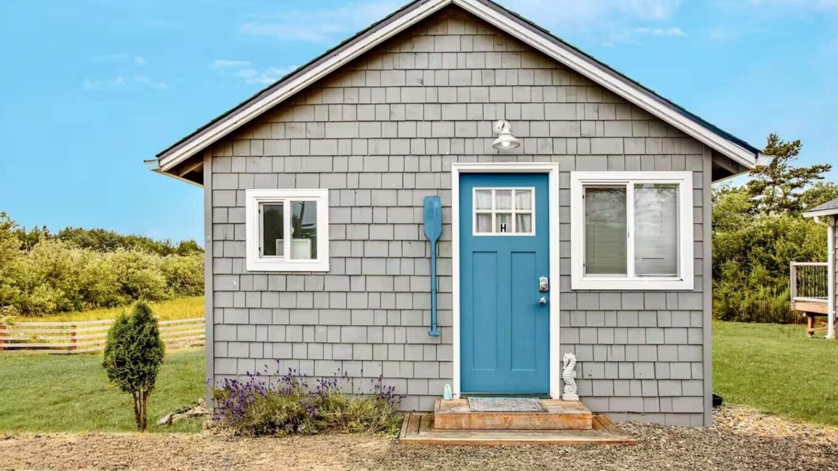 Grayland Cottage | Cottage with Sun Deck | Private Deck | Hot Tub