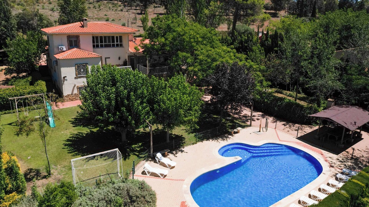 Ciudad Real Villa | Cottage with swimming pool and jacuzzi for large groups in the middle of the forest park