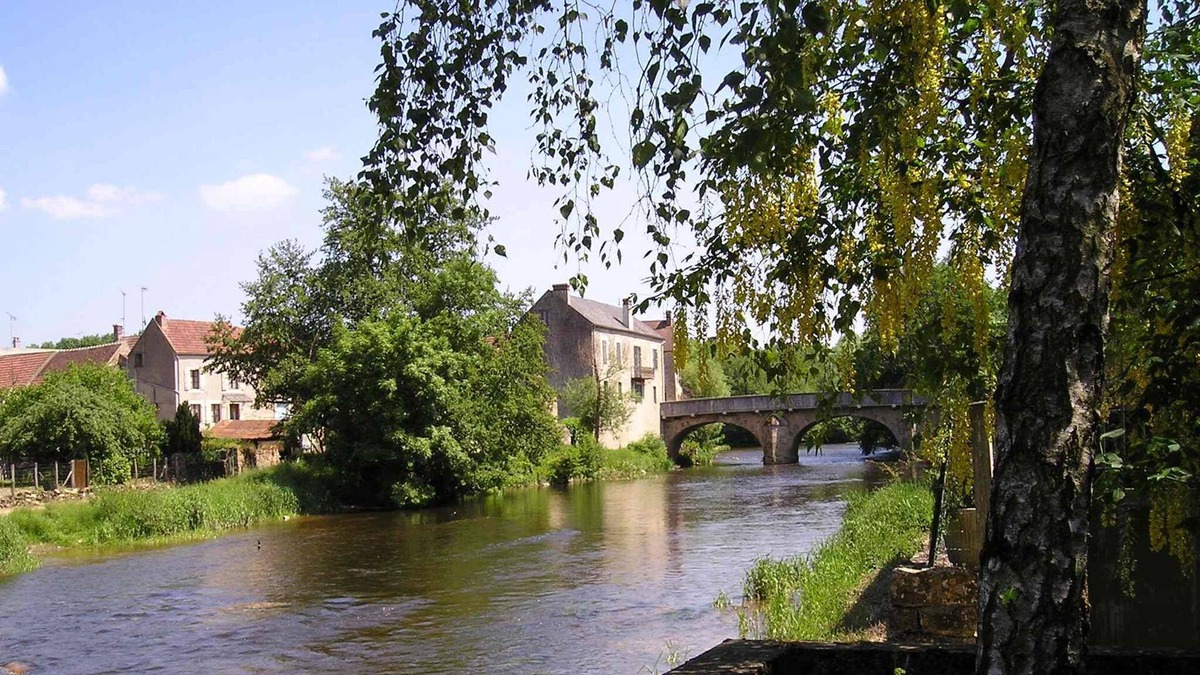 Saint-Pere House | Cottage with terrace by river in natural park