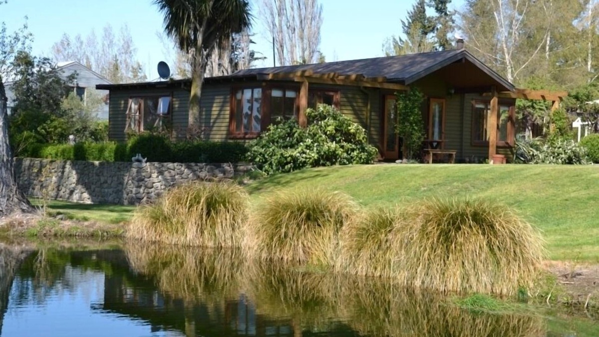 Masons Flat Cottage | Cottage within the magical gardens of Flaxmere