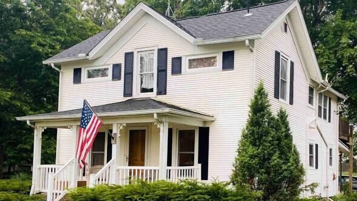 Fulton House | Cottages on Sand Lake - *Jaquzzi* - The Retreat