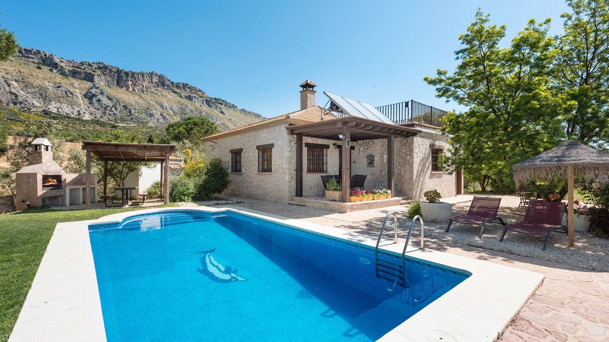 Antequera Villa | Country House 'Cortijo Era Del Realenguillo' with Mountain View, Wi-Fi and Air Conditioning