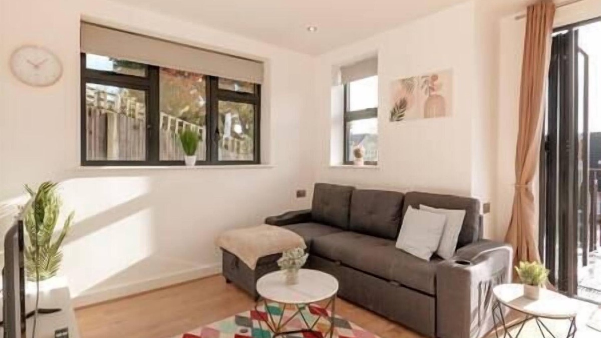 Coulsdon West Apartment | Coulsdon - Entire 2BR Flat with Terrace - Walk to Station