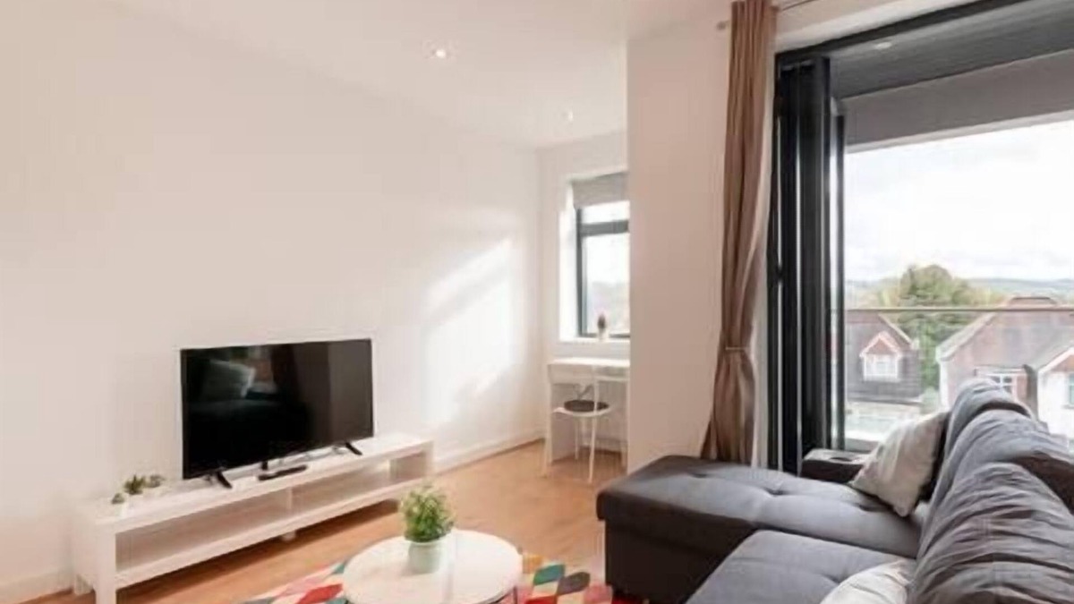Coulsdon West Apartment | Coulsdon -Entire 2BR Flat- Covered Balcony - Walk to Station