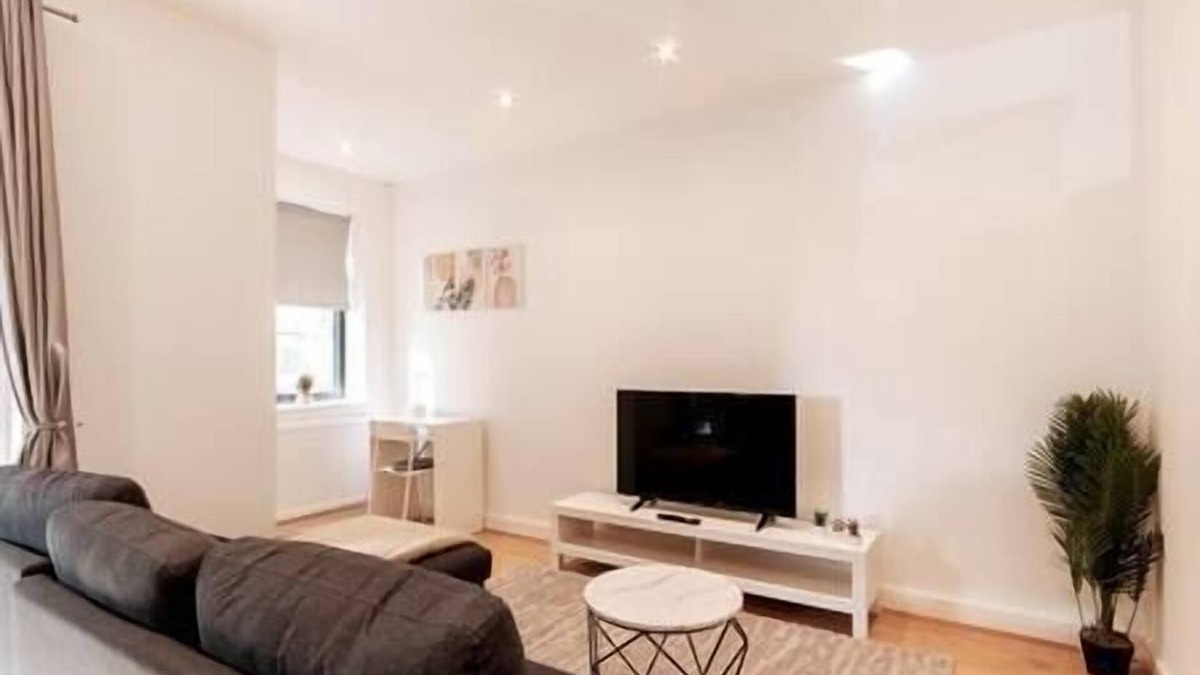 Coulsdon West Apartment | Coulsdon -Entire 2BR Flat, Covered Balcony - Walk to Station