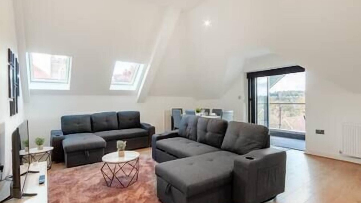 Coulsdon West Apartment | Coulsdon -Entire 3BR Flat, Covered Balcony - Walk to Station