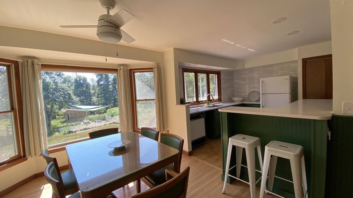 Saunderstown House | Country Beach Hideaway -10 min to Narragansett/Newport and beautiful RI beaches!