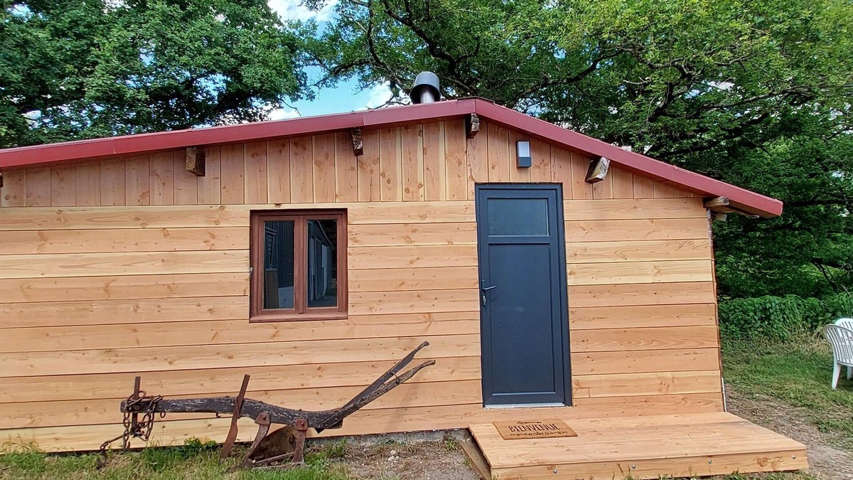 Saint-Martin-le-Mault Ski Chalet | Country cottage surrounded by horses, sheep and rabbits