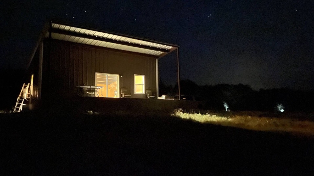 Lometa Cabin | Country cabin, cycling and nature getaway with big views! AC, WiFi, patio.
