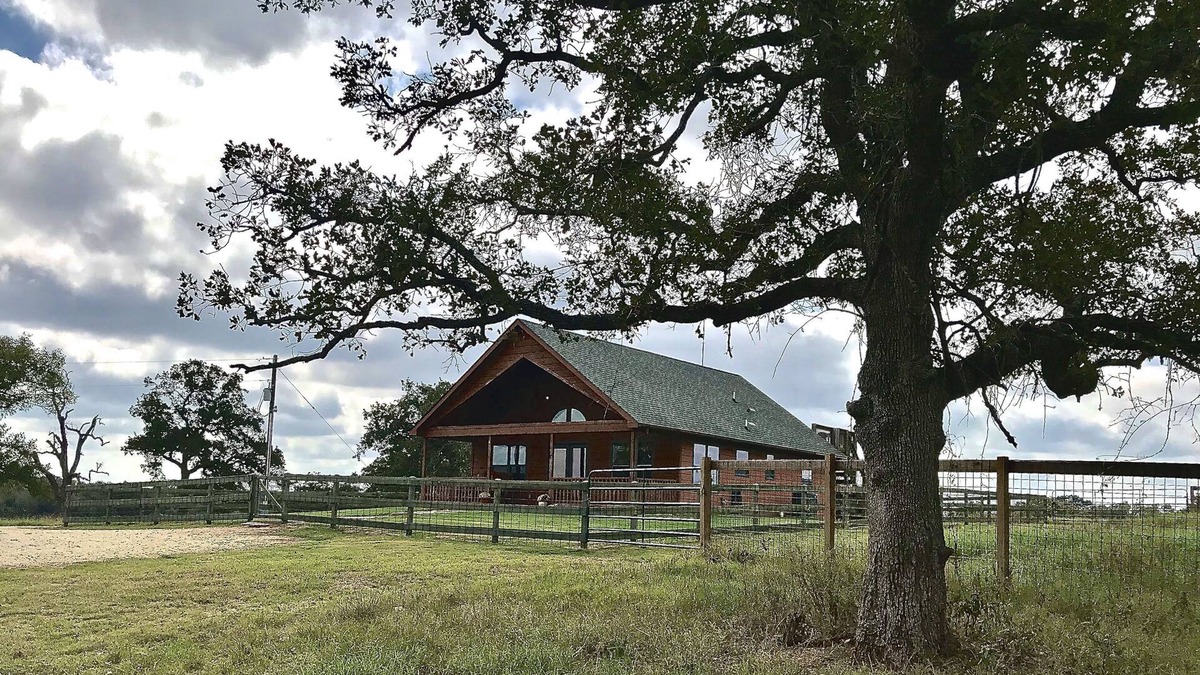 Luling Cabin | Country Cabin getaway on 100 acres!