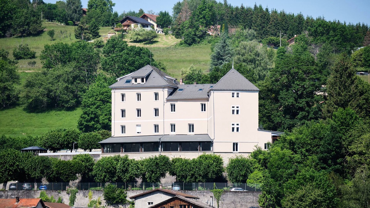 Arvillard Villa | Country Castle 'Chateau D'escart' with Mountain View, Private Pool and Wi-Fi