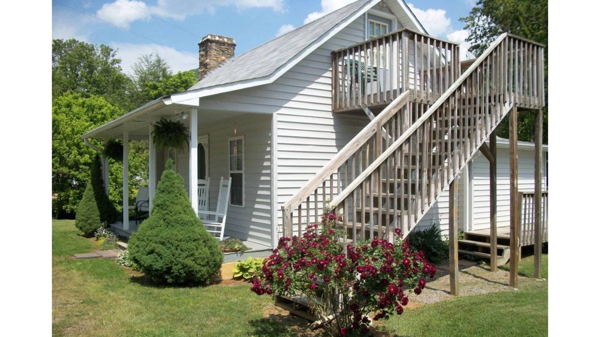 Franklin Cottage | country charm cottage in a quiet neighborhood. easy access.