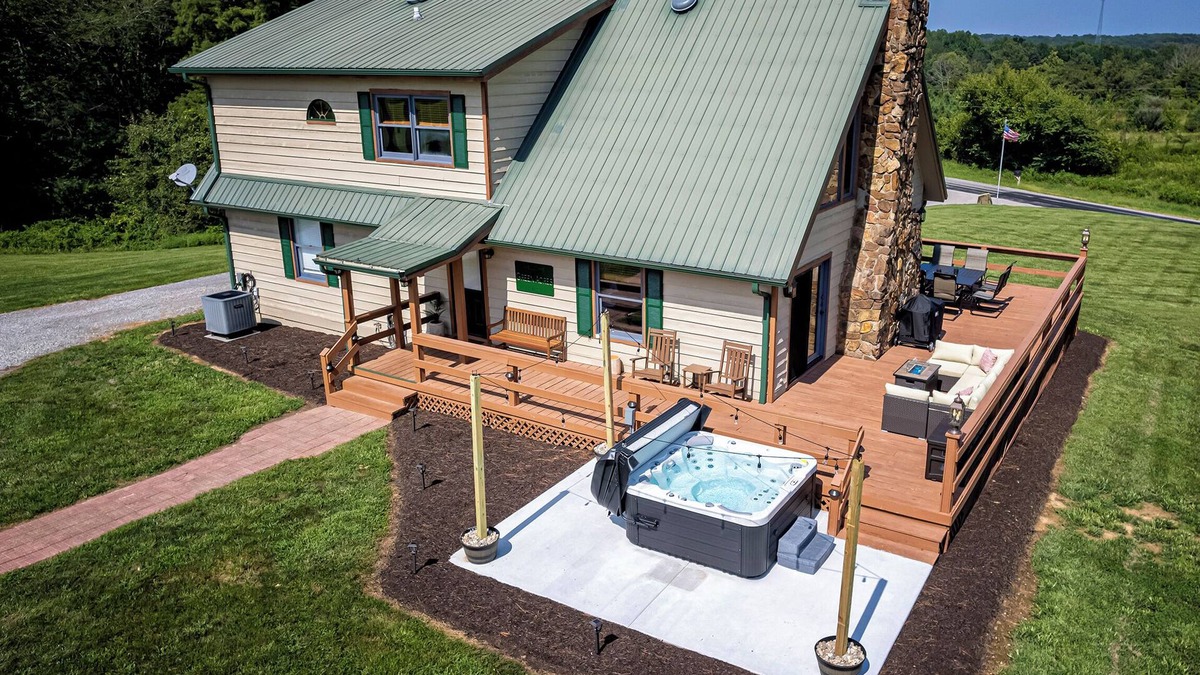 Wolf Creek House | Country Chateau w/HOT TUB - Wineries + Hiking