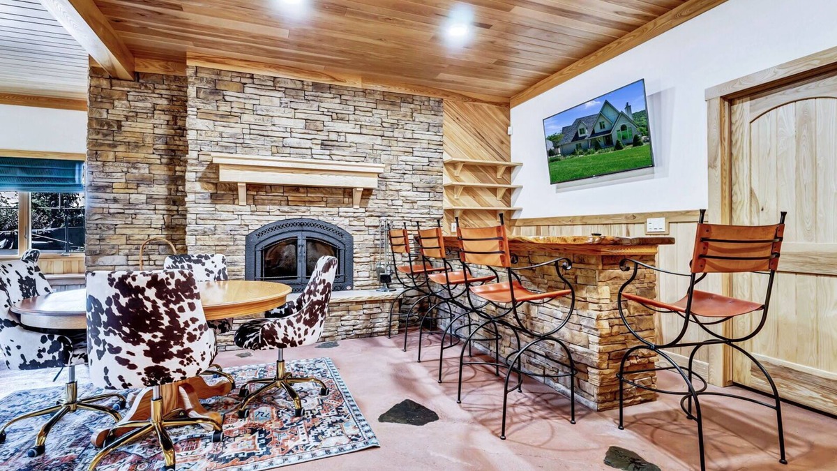 Ellicottville House | Country Chateau’ with Hot Tub & Incredible Views on 15 Acres