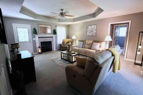 Pleasant View House | Country Chic- 4 BR Home-Quiet Country Road