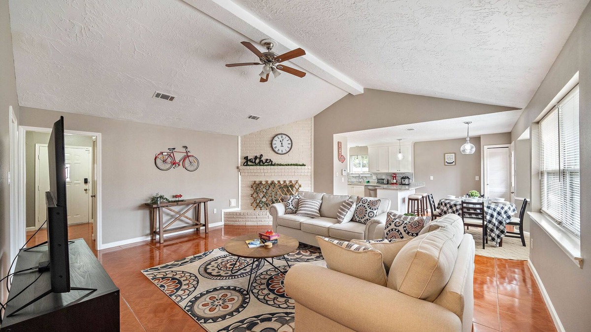 Greater Fondren Southwest House | Country-Chic Inspired Home - Mins from Everything!
