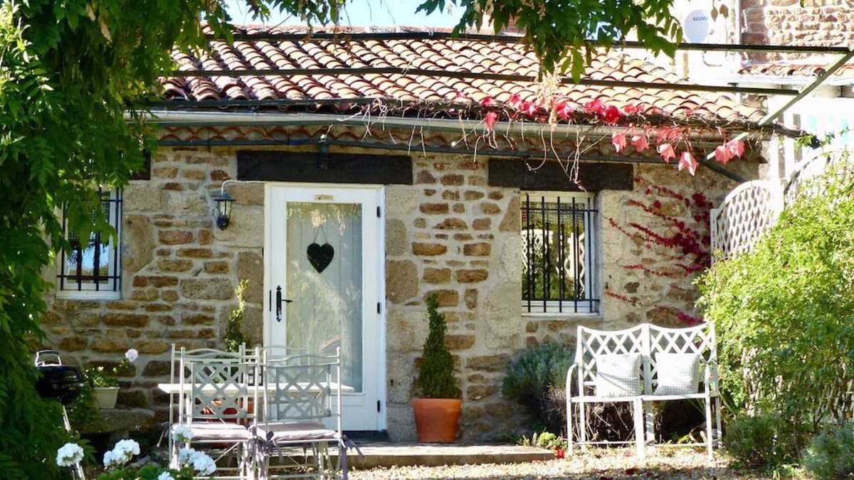 Vernet-la-Varenne Cottage | Country cottage near a lake