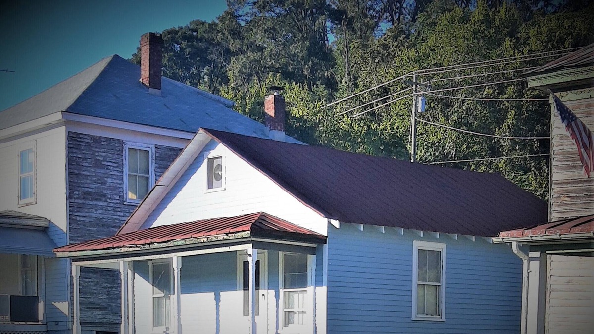 Gladstone House | Country Cottage in an Old Train town down by the river