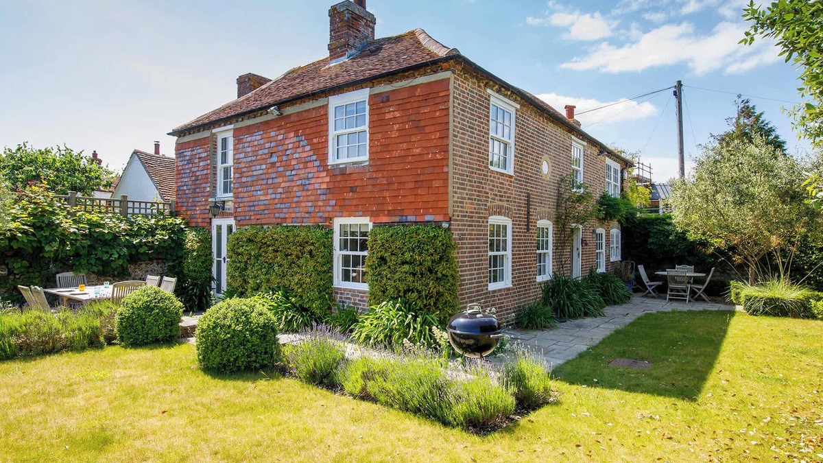 Sidlesham House | Country cottage in pretty village/quay views