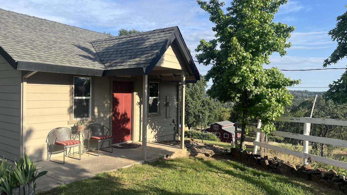 Auburn Cottage | Country Cottage in the Foothills - Near Shops, Hiking, Biking & Rivers