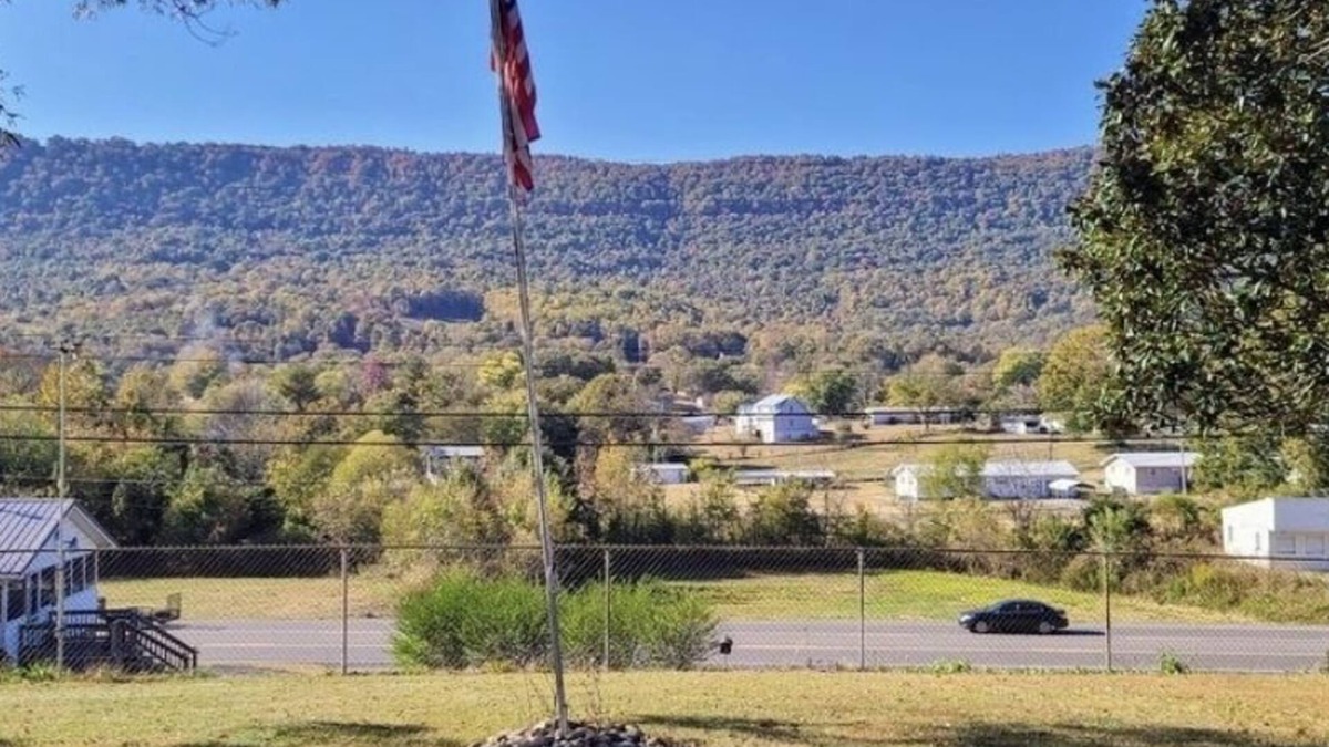 Whitwell Cottage | Country Cottage in the Beautiful Sequatchie Valley with a view of Whitwell Mtn.