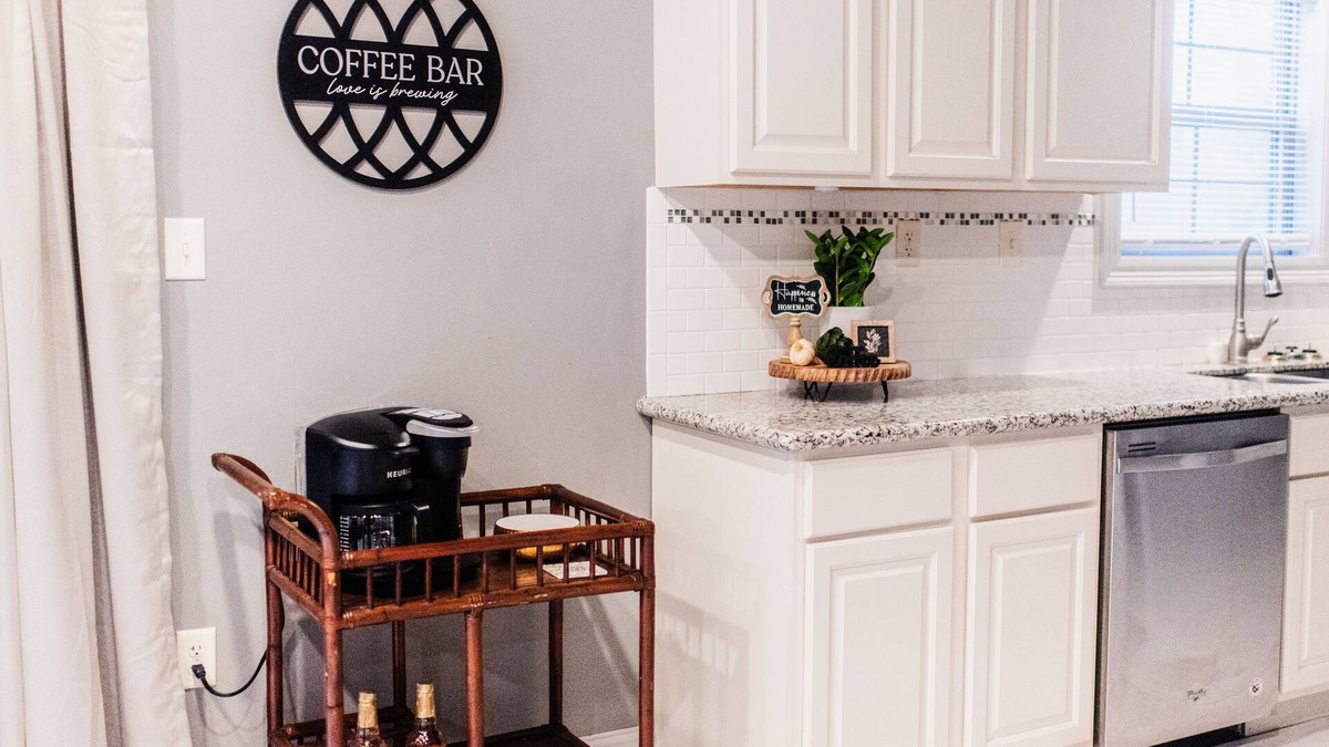 Broussard Cottage | Country Cottage King Suite 7mi to Youngsville Sport Complex in Broussard, LA