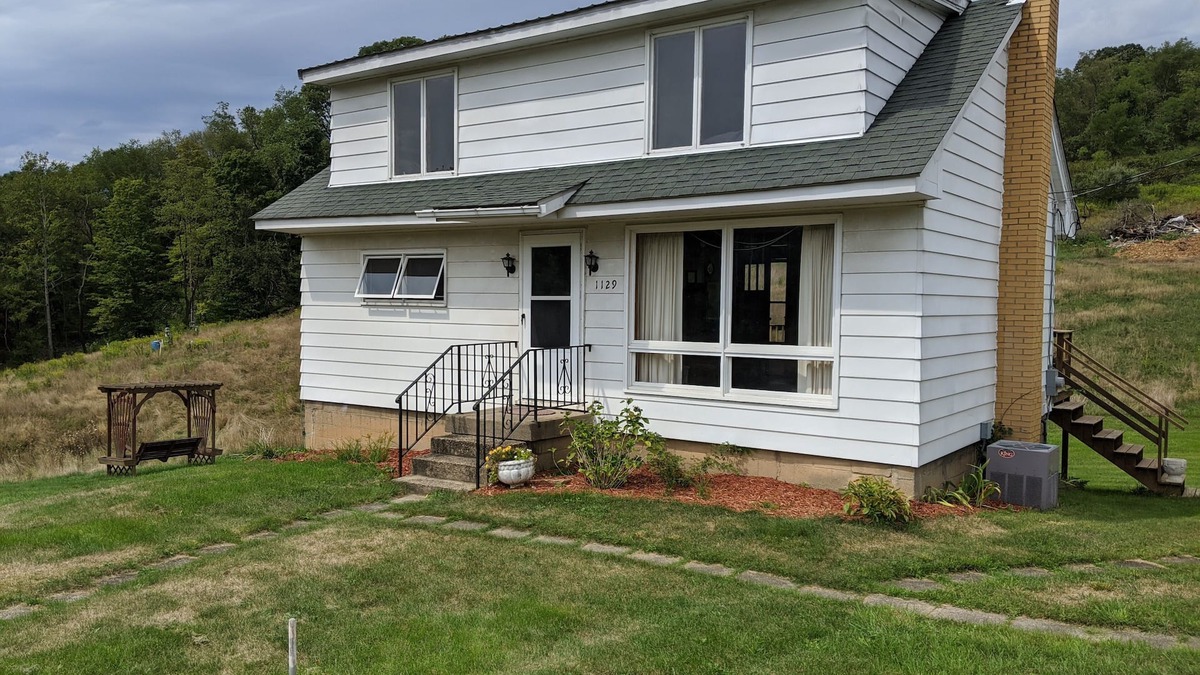 North Vandergrift-Pleasant View House | Country Cottage