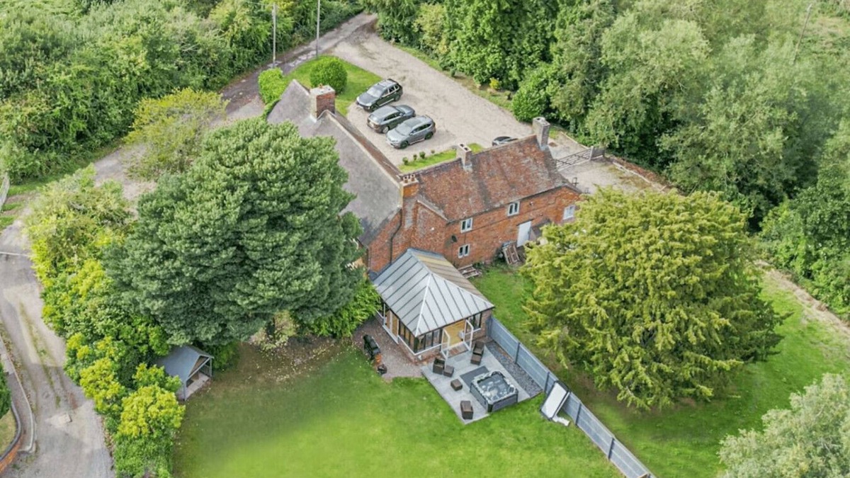 Shifnal Apartment | Country cottage with hot tub & garden