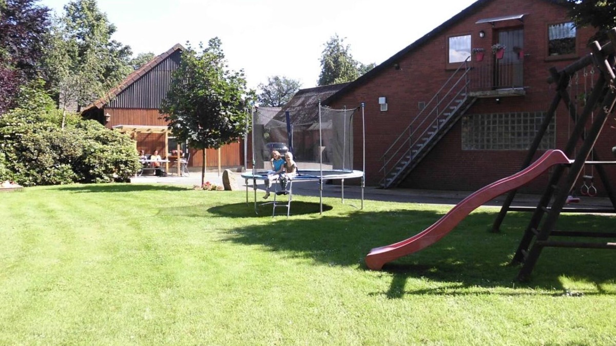 Sandbostel Apartment | Country cottage with garden i