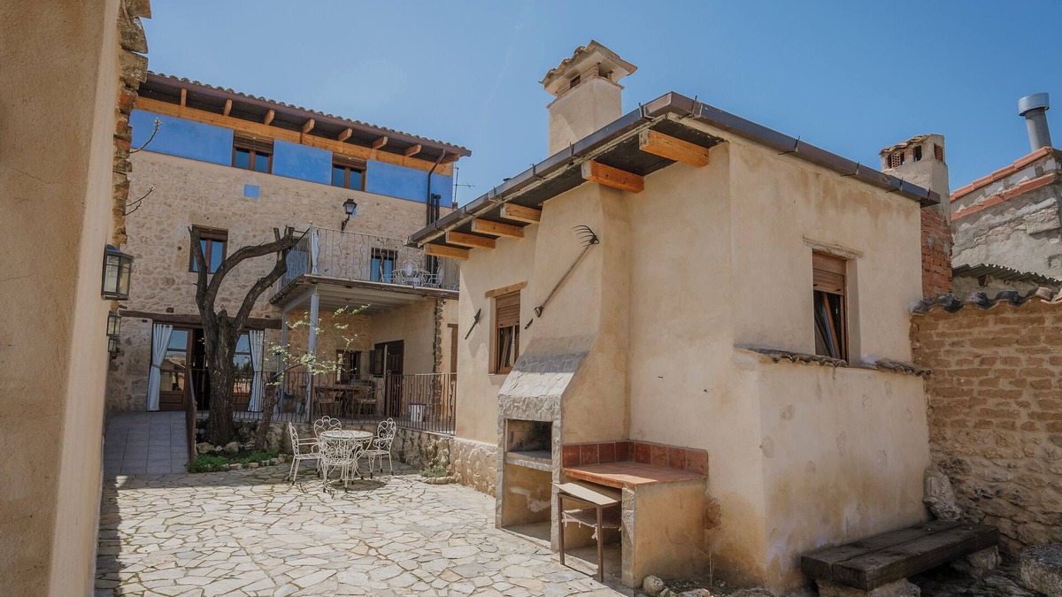 Mambrilla de Castrejon House | Country House 'La Mambla De La Ribera' with Mountain View, Private Garden and Wi-Fi