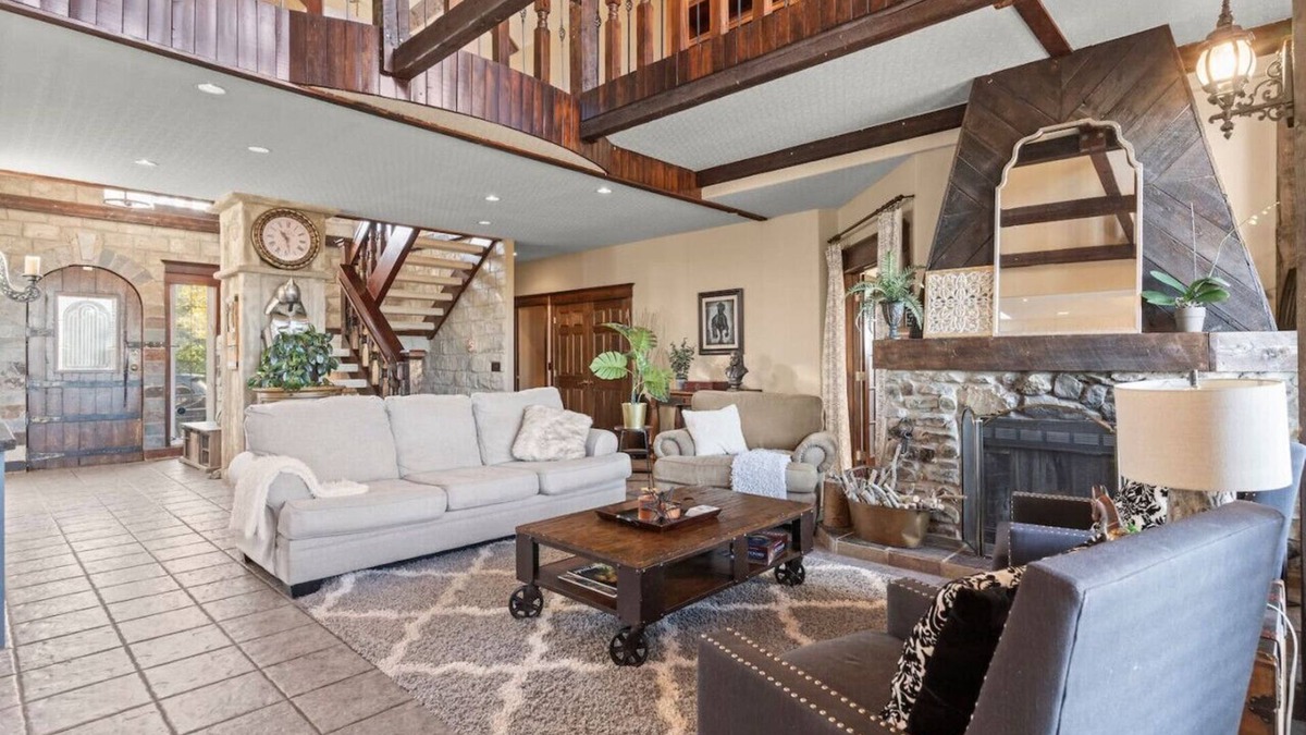 De Winton House | Country Escape - Acreage Home with Park