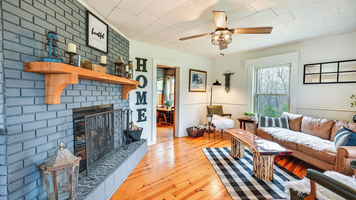 Gilbertsville Cabin | Country Escape: Log Cabin Near Kentucky Lake!