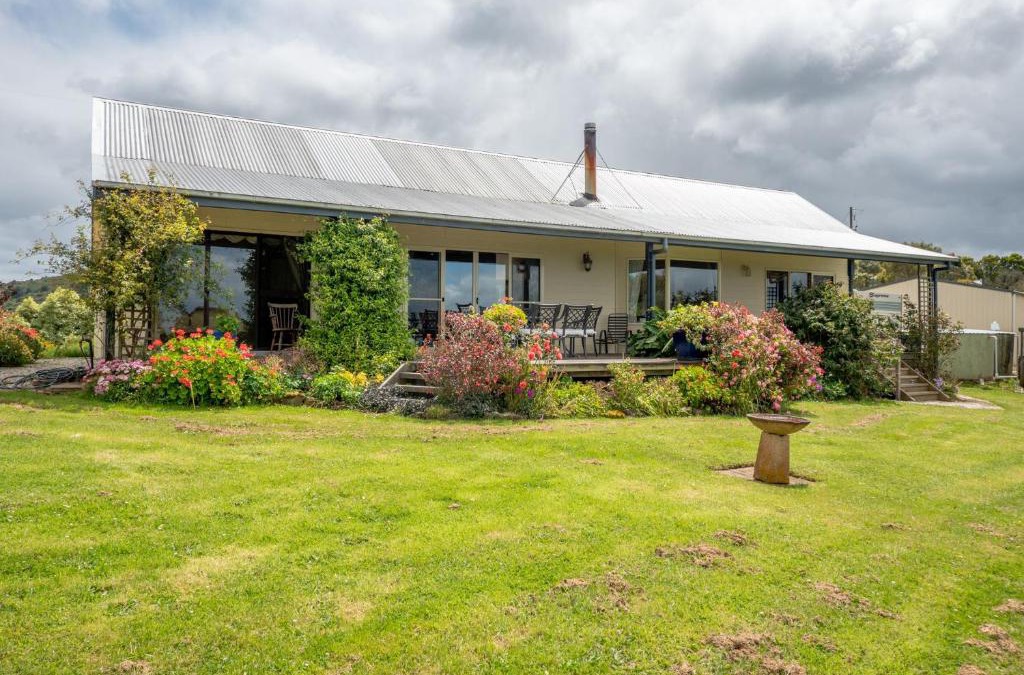 Mount Best House | Country Escape with Stunning Views