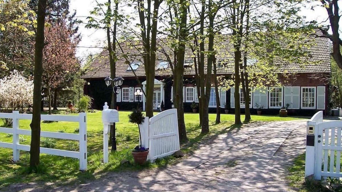 Loxstedt Apartment | Country estate with a view of the water