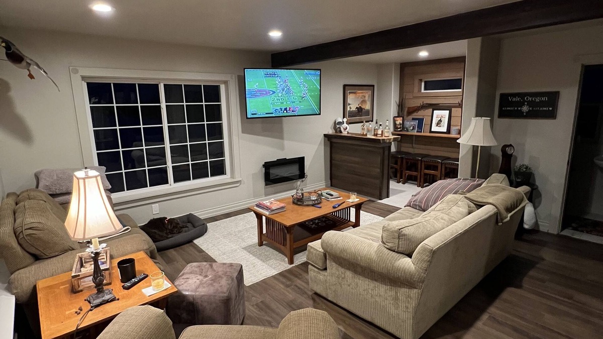 Jamieson Other | Country Farmhouse in beautiful Vale, Oregon. Perfect for your adventure trip.