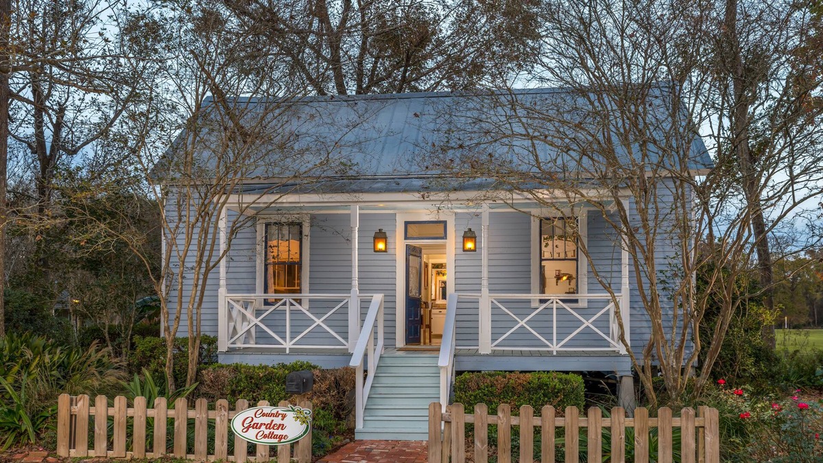 Rayne Cottage | Country Garden Cottage: Charming Private Cottage in Cajun Country with Lake Views & Jetted Tub