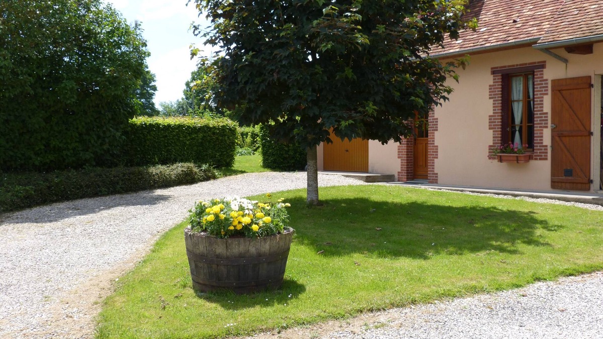 Villegenon Cottage | COUNTRY GITE CHARACTER HOUSE WITH HEATED OUTDOOR POOL