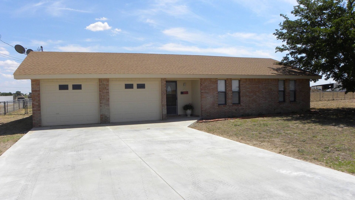 Hobbs House | Country Haven has 3 bedrooms and 2 baths. A kitchen, living room and dining.