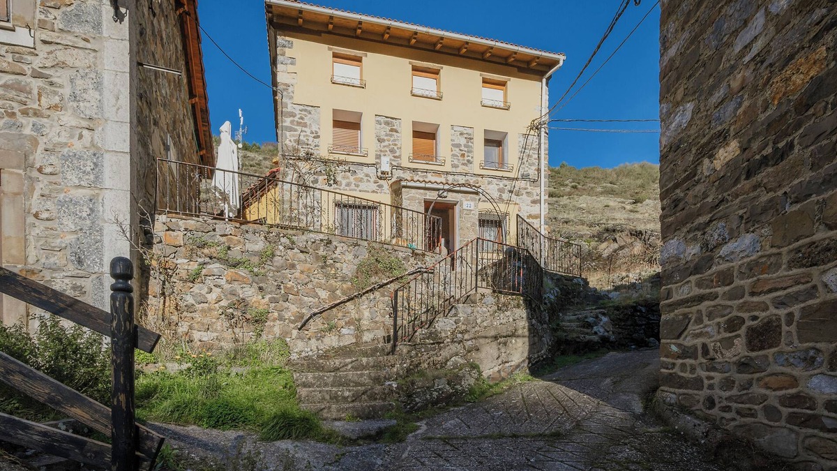 Llanaves de la Reina House | Country Home 'La Casa De Sara ' with Mountain View, Private Terrace and Wi-Fi